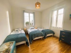 Maisons de vacances Maison 9 pers a Sainte-Marine, proche plage, port et restaurant, grand jardin avec verger - FR-1-481-150 : photos des chambres