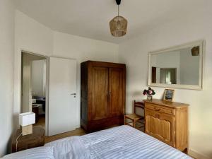 Maisons de vacances Maison 9 pers a Sainte-Marine, proche plage, port et restaurant, grand jardin avec verger - FR-1-481-150 : photos des chambres