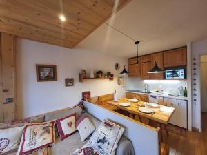 Appartements Appartement Chaleureux avec Balcon, Parking et Casier a Skis a Montgenevre - FR-1-266-220 : photos des chambres