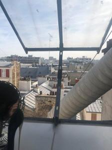 STUDIO CŒUR VIEUX PARIS. Pied du métro.Tout équipé