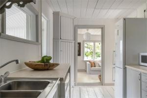 Prästgården i lantlig miljö med fyra sovrum, dusch, kök och vardagsrum