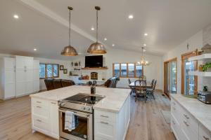 4 Mi to Slopes Family-Friendly Stateline Home!