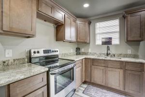 Deck, Yard and Outdoor Dining Destrehan Getaway!