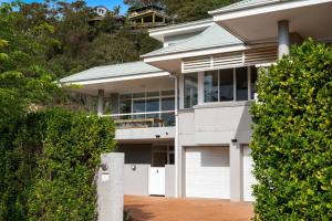 Designer Retreat Meets Vibrant Beachside Living