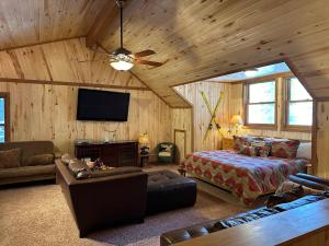 Papa Bears Cabin On The Red River In Red River, Nm