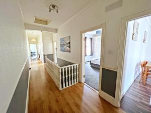 Beautiful 3 bed apartment - Free parking, Near trains