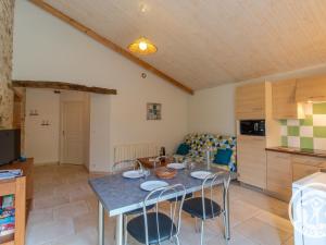 Maisons de vacances Gite Saint-Christophe-du-Bois, 2 pieces, 4 personnes - FR-1-622-32 : photos des chambres