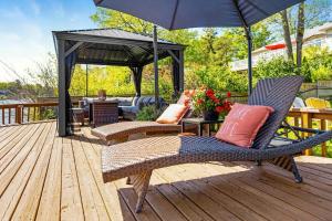 Charming riverside cottage, walk to beach