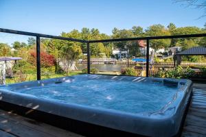 Charming riverside cottage, walk to beach