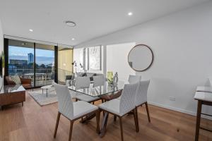 The Riverview - Brand New Modern 2BR with King Bed, Parking & Pool