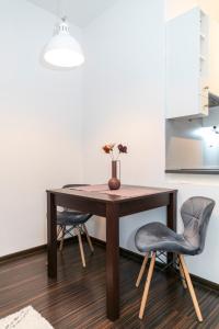 ALURE RESIDENCES 3 & 24h self check-in, parking in the garage in the apartment building included, new building, terrace, green location with a forest park with a lake, childrens playground