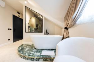 Deluxe Double Room with Bath room in Hotel Bohemian Garni - Skadarlija