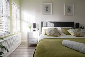 8 Bed, comfortably sleeps 10, 3 Bath house, 5 Mins Manchester Centre