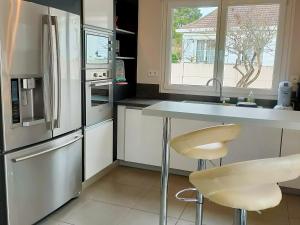 Maison Spacieuse avec Piscine Privée et Jardin à Saint Jean de Monts - FR-1-323-381