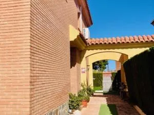 Casa Familiar con Piscina en Zona Tranquila de Miami Playa - ES-9-153 - Colldejou