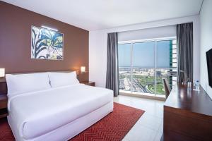 Corner room with Balcony, Guest room, 1 King, Skyline view room in Four Points by Sheraton Sharjah