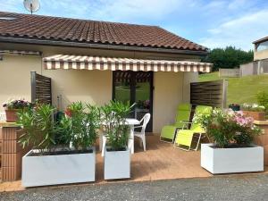 Appartements Proche Sarlat : Ideal Couple - Climatise & Piscine : photos des chambres