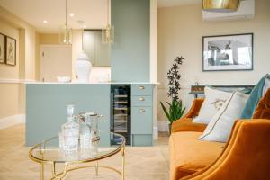 Elegant 2Bd Apartment & Private Balcony in the heart of Chiswick