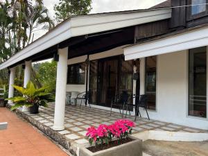 Baan Khun Waew Rimdoi Super Cozy Guesthouse