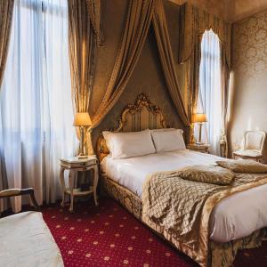 Suite with Canal View room in Ca' Amadi