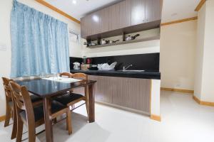 2 Bedroom Unit with Breakfast for 2 Pax