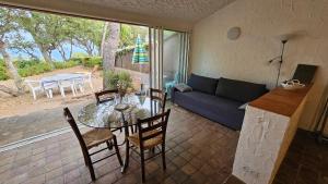 Ferienhaus La Belle Vie mit Garten, Meerblick, Gemeinschaftspool, 3 Minuten zum Meer