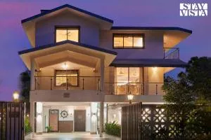 StayVista's River Song - Riverview Villa with Jacuzzi & Indoor Fun - Khamshet