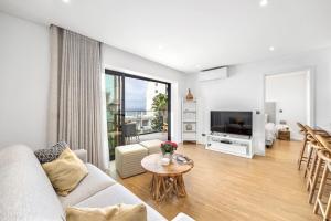 Stylish Modern Beachside Apartment with Pool & Seaview