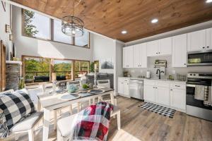 Modern Chalet with Mountain Views in Gatlinburg TN