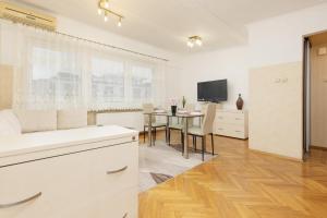 Sienna Apartment with AC in the center of Warsaw by Renters