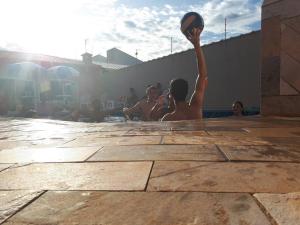 Casa confortável com 4 suítes para até 20 pessoas.