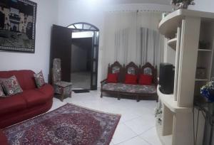 Casa confortável com 4 suítes para até 20 pessoas.