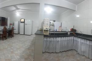 Casa confortável com 4 suítes para até 20 pessoas.