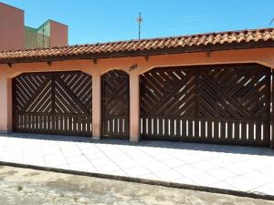 Casa confortável com 4 suítes para até 20 pessoas.