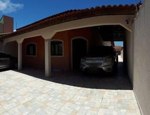 Casa confortável com 4 suítes para até 20 pessoas.