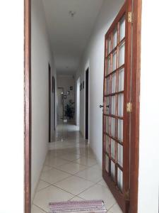 Casa confortável com 4 suítes para até 20 pessoas.