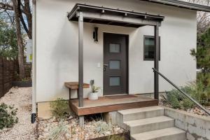 Cozy Bungalow Retreat Walking Distance to Downtown