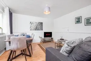 4 Bedroom House with Parking & Garden by Cherry Inn Short Let's & Services Accomodation - Histon