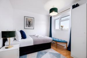 4 Bedroom House with Parking & Garden by Cherry Inn Short Lets & Services Accomodation