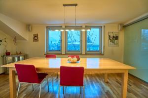 Große exklusive Wohnung mit Balkon und fantastischer Aussicht auf die Bergwelt inkl privatem Parkplatz mit E-Ladestation