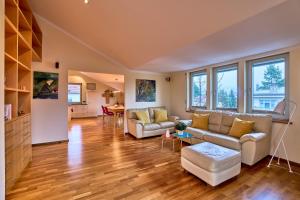 Große exklusive Wohnung mit Balkon und fantastischer Aussicht auf die Bergwelt inkl privatem Parkplatz mit E-Ladestation