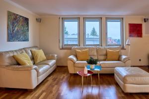 Große exklusive Wohnung mit Balkon und fantastischer Aussicht auf die Bergwelt inkl privatem Parkplatz mit E-Ladestation