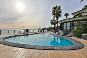 Luxus Villa Corallina - direkt am Meer mit Pool und Jacuzzi by Riviera HomeLife