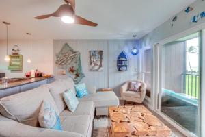 Coastal Kaunakakai Condo with Ocean-View Balcony!