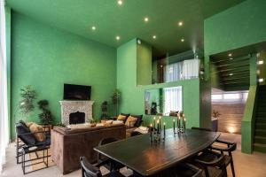 Colorful & Lively Centro Gem 5BR, Rooftop Patio