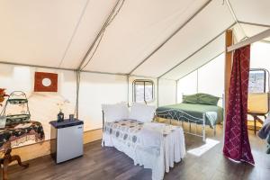 Silver Spur Homestead Luxury Glamping -The Tombstone - Ubytování bez kategorie ve městě Tombstone