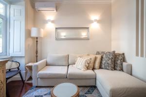 Akicity Saldanha White