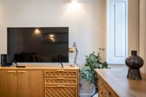 Akicity Saldanha White