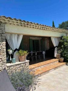 Villas 84A - Mas d-Elise magnificent villa with pool in the heart of Luberon : photos des chambres