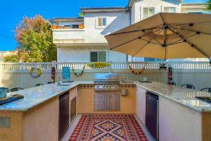 Bay View Dream Home - IndoorOutdoor Living, Rooftop & Steps to Bay